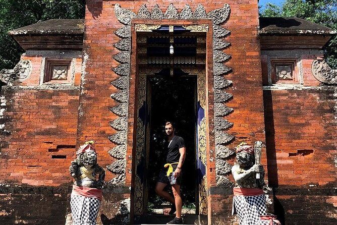 Private Lombok Cycling Tour : Lingsar Temple, Rice Field, Village & Market Tour - Key Points
