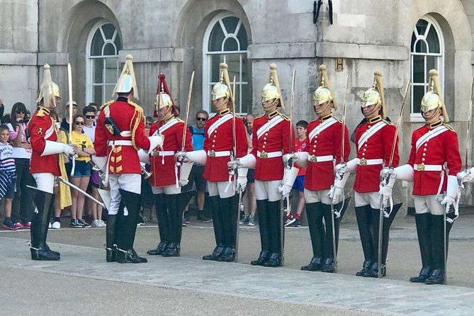 private-london-tours-by-experienced-guide-in-hybrid-london-taxi