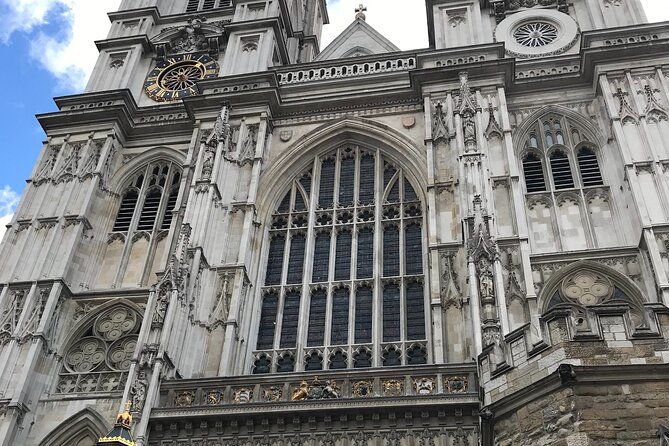 private-london-tours-by-experienced-guide-in-hybrid-london-taxi