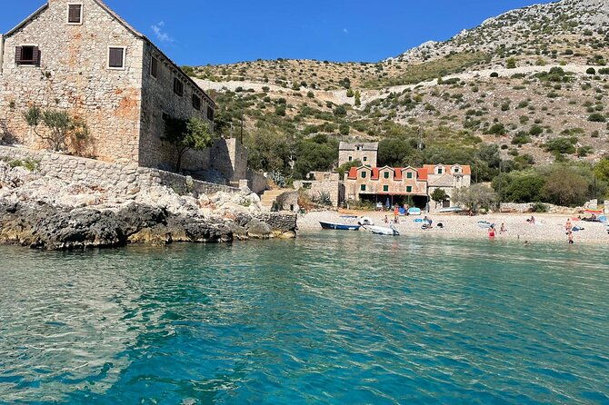private-luxury-boat-from-hvar-brac-and-vis-destination-2