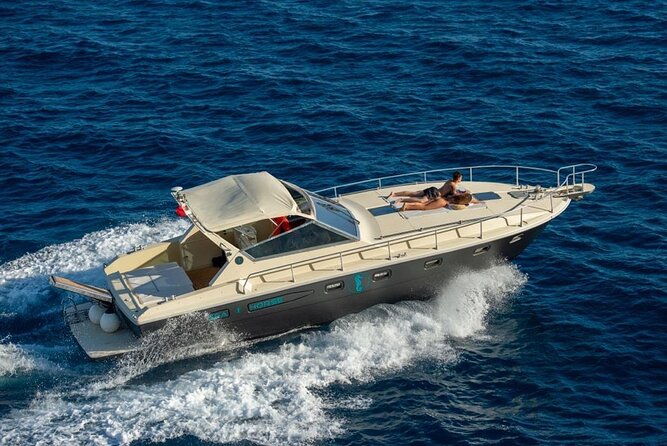 private-luxury-capri-amalfi-tour-with-aperitif-on-board
