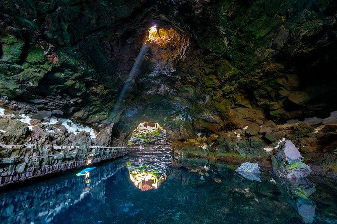 private-luxury-tour-of-jameos-del-agua-and-cueva-de-los-verdes-in-lanzarote