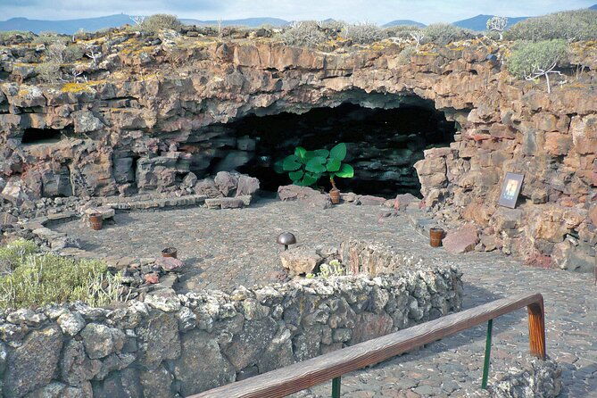 private-luxury-tour-of-jameos-del-agua-and-cueva-de-los-verdes-in-lanzarote