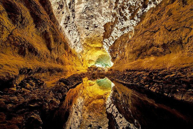 private-luxury-tour-of-jameos-del-agua-and-cueva-de-los-verdes-in-lanzarote