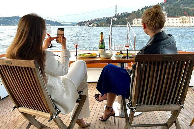 private-luxury-yacht-cruise-in-istanbul-bosphorus