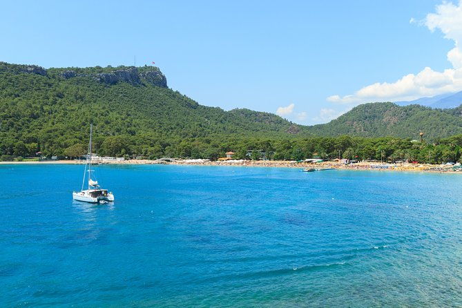private-luxury-yacht-tour-with-lunch-and-drinks