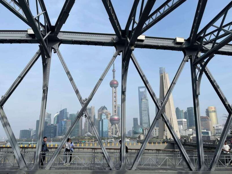 private-lyaover-cruising-shanghai-in-a-tesla