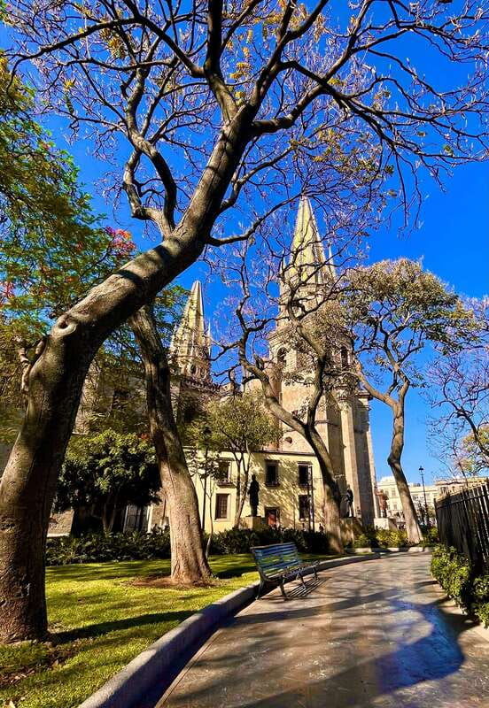 private-market-food-tour-and-architecture-sightseeing