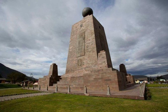 private-middle-of-the-world-mitad-del-mundo-and-pululahua-from-quito
