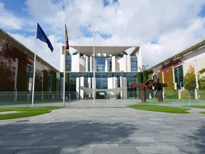 private-minivan-tour-berlin-highlights-driver-and-guide