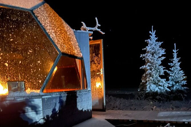 private-party-dinner-in-a-glass-igloo-under-northern-lights