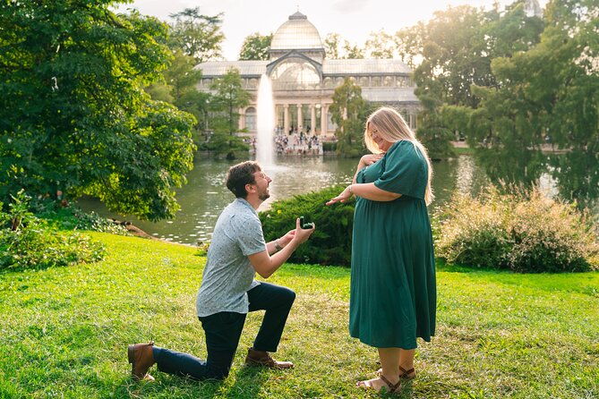 private-photo-session-tour-for-couples-in-madrid