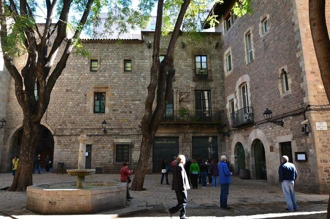 private-photography-walking-tour-with-a-local