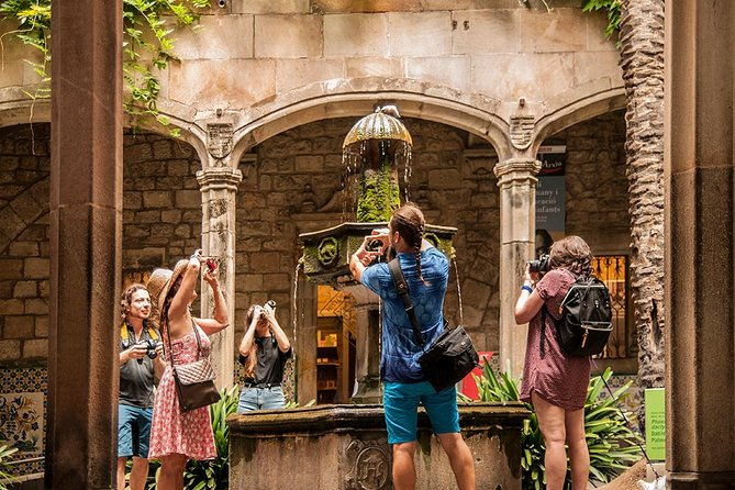 private-photography-walking-tour-with-a-local