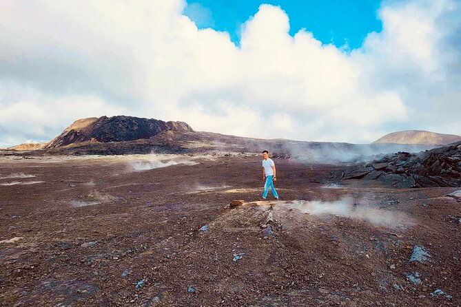 private-premium-volcano-hike-with-local-geology-enthusiasts
