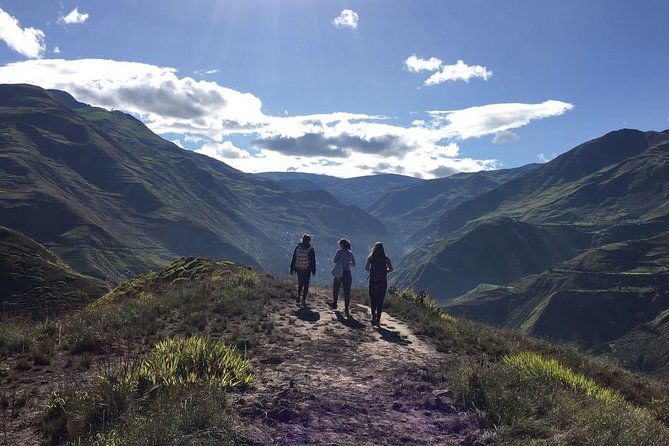 private-quilotoa-lagoon-and-toachi-canyon-including-local-family-visit