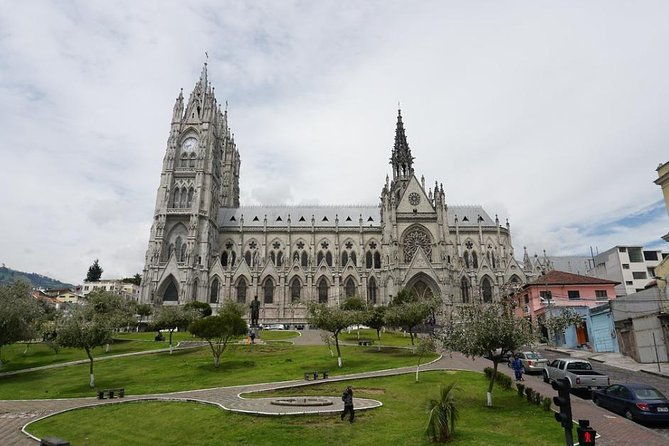 private-quito-city-tour-equator-line-and-pululahua-volcano