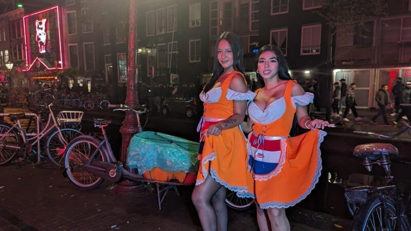 private-red-light-tour-city-center-with-beer-maid-guide