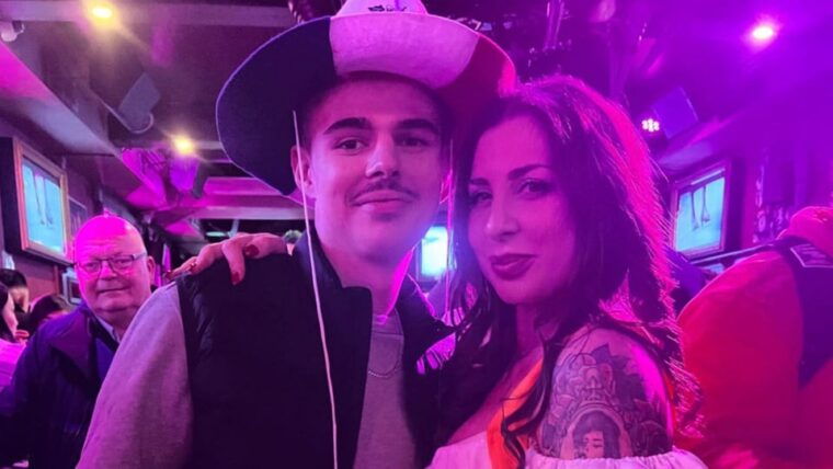 private-red-light-tour-city-center-with-beer-maid-guide