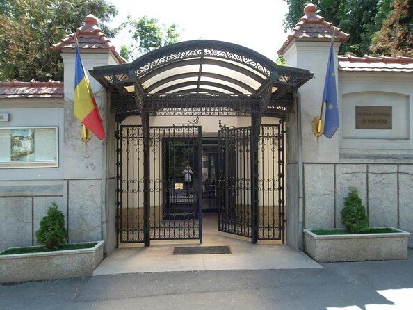 private-redpatrol-bucharest-contrasts-tour-in-a-vintage-car-2