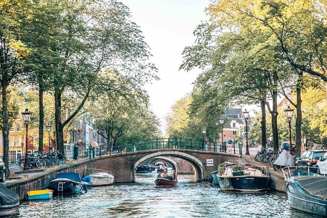 private-romantic-canal-cruise-amsterdam-with-bubbly-and-snacks