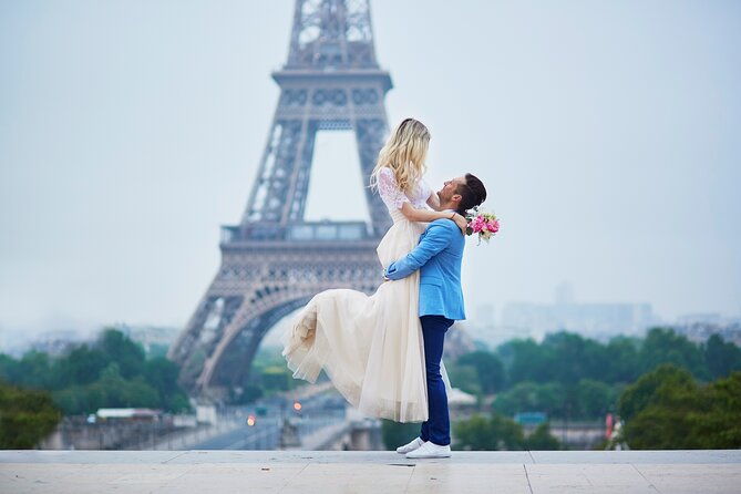 private-romantic-photoshoot-in-paris-with-bouquet-of-flowers