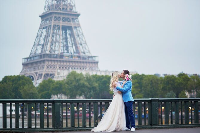 private-romantic-photoshoot-in-paris-with-bouquet-of-flowers