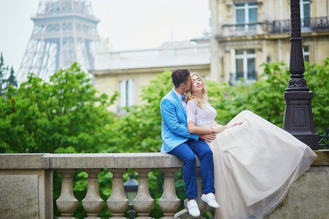 private-romantic-photoshoot-in-paris-with-bouquet-of-flowers
