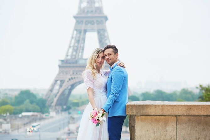 private-romantic-photoshoot-in-paris-with-bouquet-of-flowers