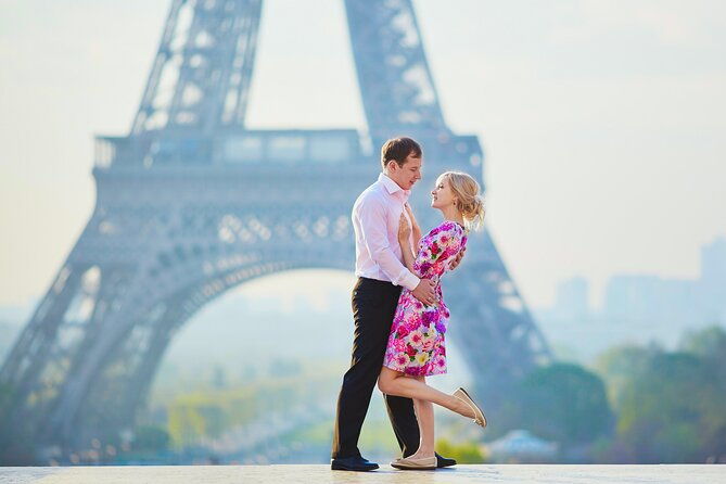 private-romantic-photoshoot-in-paris-with-bouquet-of-flowers