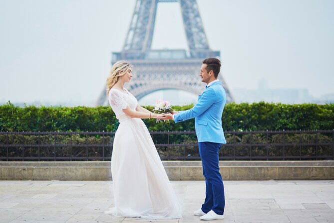 private-romantic-photoshoot-in-paris-with-bouquet-of-flowers