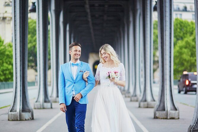 private-romantic-photoshoot-in-paris-with-bouquet-of-flowers