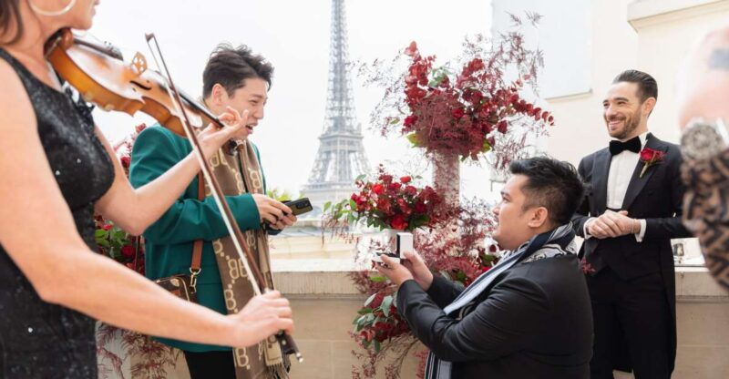 private-rooftop-lgbtqia-proposal-in-paris-photographer