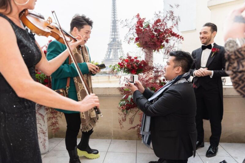 private-rooftop-lgbtqia-proposal-in-paris-photographer
