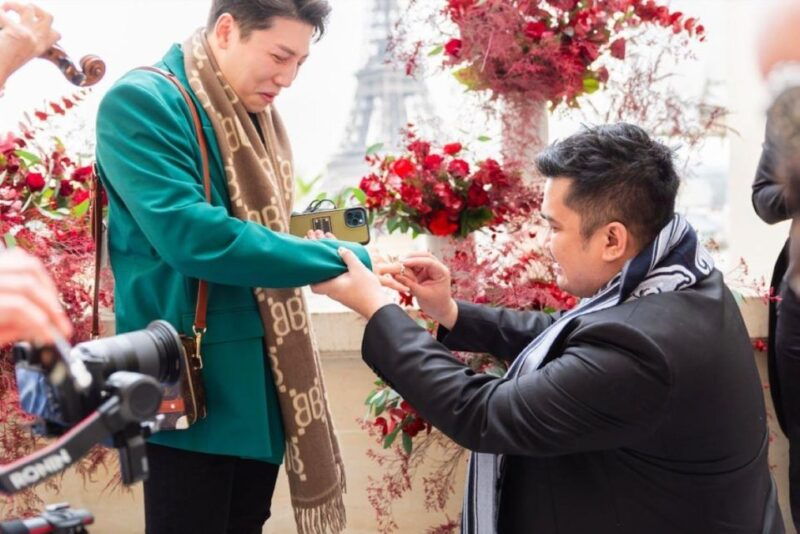 private-rooftop-lgbtqia-proposal-in-paris-photographer