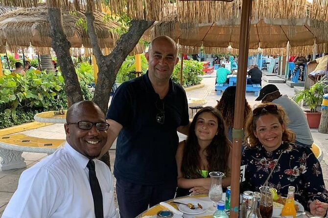 private-roundtrip-minivan-airport-transfer-to-downtown-nassau