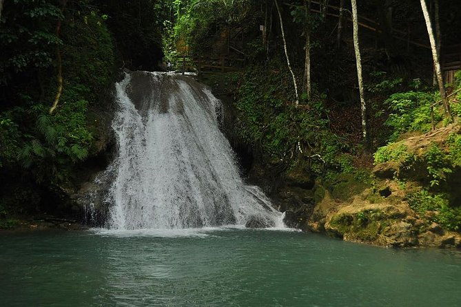 private-roundtrip-shuttle-to-blue-hole-from-montego-bay