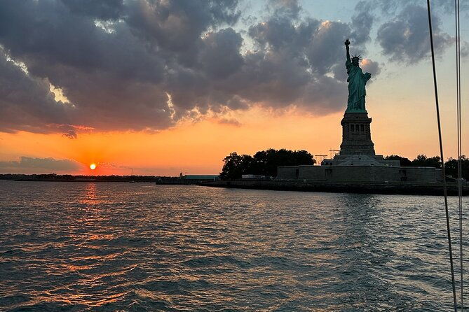 private-sailboat-guided-tour-of-new-york-city