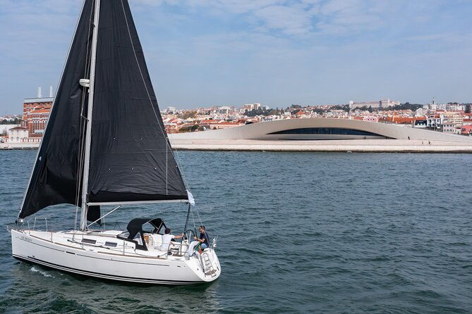 private-sailboat-tour-in-lisbon
