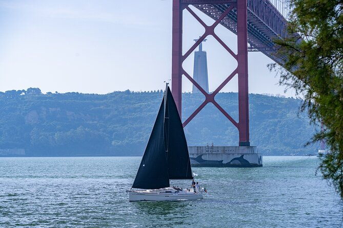 private-sailboat-tour-in-lisbon