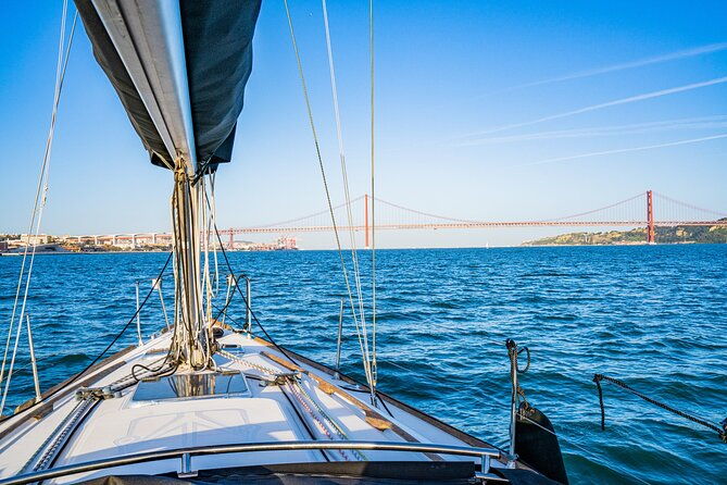 private-sailboat-tour-in-lisbon
