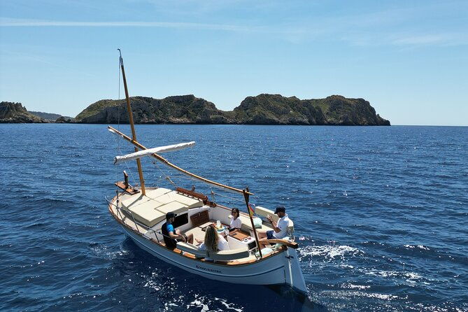 private-sailing-experience-on-an-electric-llaut-in-mallorca