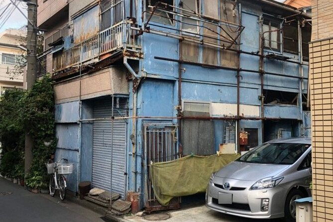 private-shinjuku-kawasaki-tokyo-slum-walking-tour-with-transfer