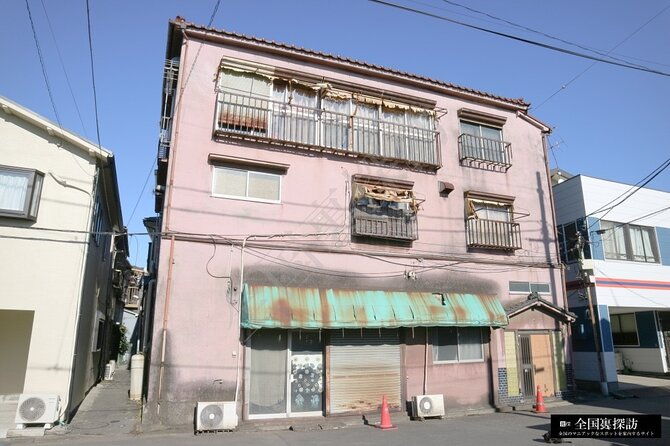 private-shinjuku-kawasaki-tokyo-slum-walking-tour-with-transfer