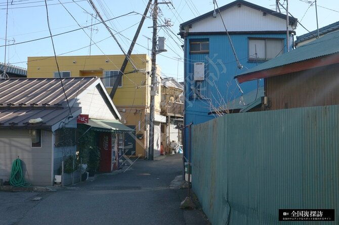 private-shinjuku-kawasaki-tokyo-slum-walking-tour-with-transfer