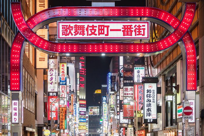 private-shinjuku-nightlife-walking-tour-golden-gai-bar-crawl
