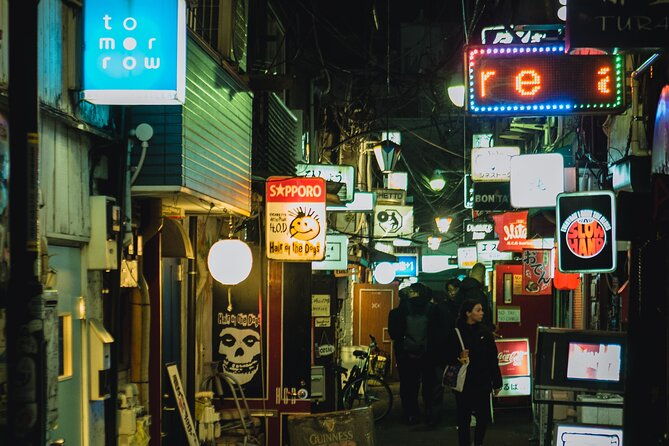 private-shinjuku-nightlife-walking-tour-golden-gai-bar-crawl