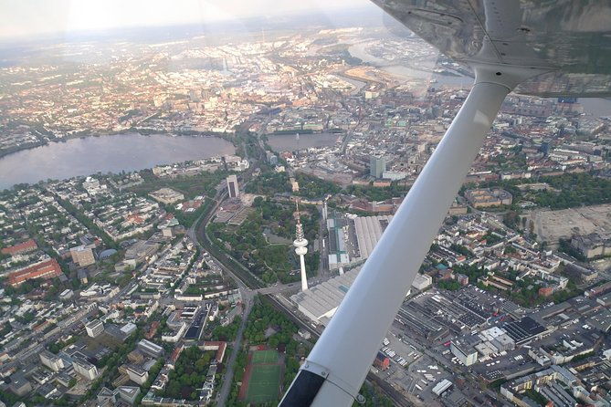 private-sightseeing-flight-over-hamburg