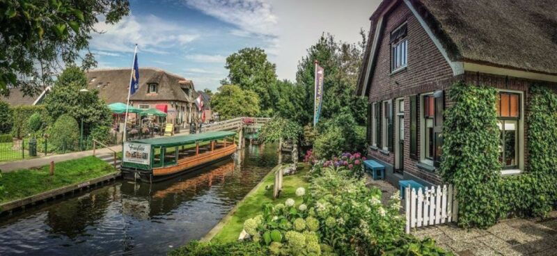 private-sightseeing-tour-to-the-windmills-giethoorn