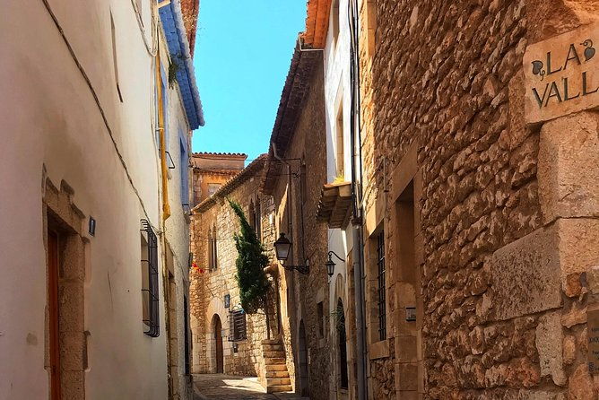 private-sitges-tour-with-wine-tasting-chocolate-local-lunch